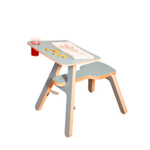 Novosan Timkid Clexo-lastenpiirtopöytä. Piirtopöytä kuvattuna sivusta. Väri harmaa ja pyökki.