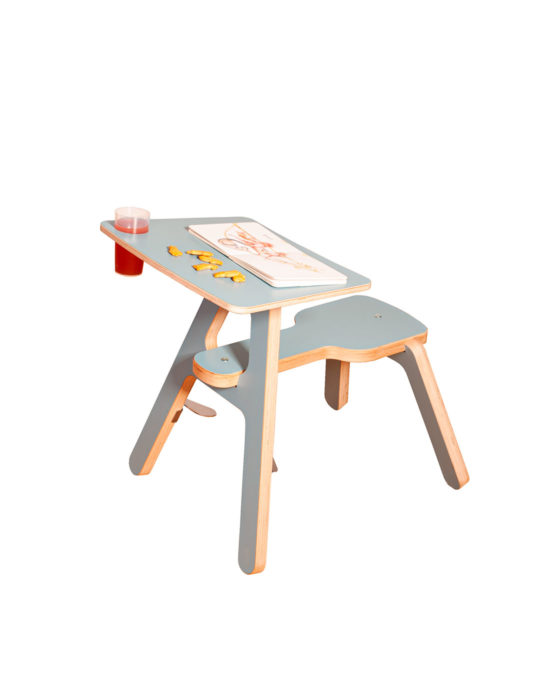 Novosan Timkid Clexo-lastenpiirtopöytä. Piirtopöytä kuvattuna sivusta. Väri harmaa ja pyökki.