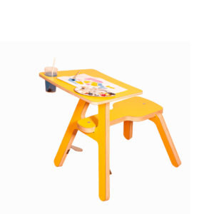 Novosan Timkid Clexo-lastenpiirtopöytä. Piirtopöytä kuvattuna sivusta. Väri keltainen ja pyökki.