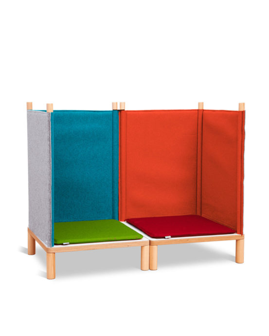 Novosan Timkid Sila-lastensohva. Kuvassa huopaseinäinen sohva. Seinät ovat petrolin, harmaan ja oranssin väriset. Istuintyynyjä on kaksi, vihreä ja punainen.