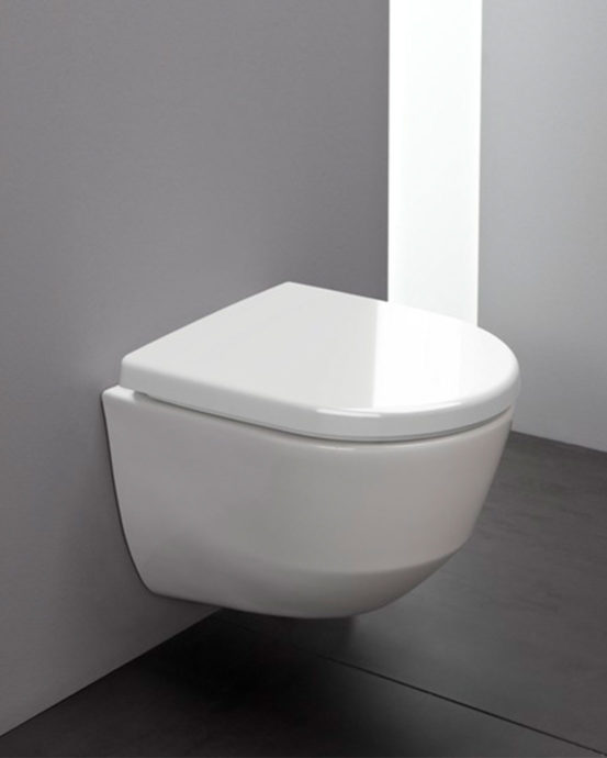 Novosan, Laufen Pro Compact-WC-istuin kuvattuna viistosti sivusta ja seinään kiinnitettynä.