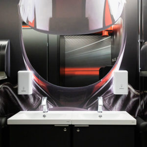 Novosan, VM Karting Center. WC-tilassa on mustavalkoiset allaskalusteet, Conti+ ultra-hanat, yksi pyöreä peili ja kaksi valkoista saippua-annostelijaa.