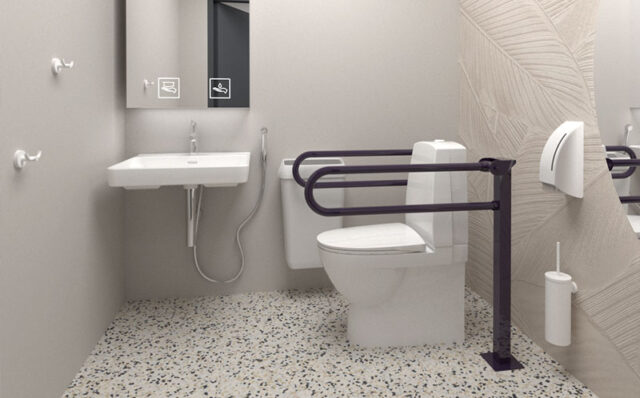 Yleinen, esteetön WC-tila, 3D-mallinnus. WC-tilassa on mustat jalkamalliset tukikahvat, lavuaari ja WC-istuin. Seinään on kiinnitetty mm. vessaharja, roskakori ja WC-istuimen desinfiointiin tarkoitettu annostelija.