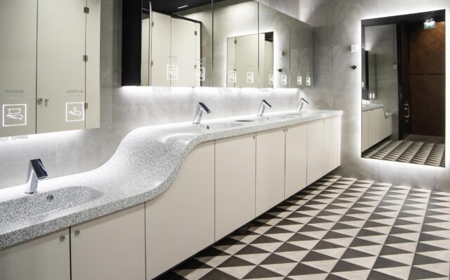 Novosanin suunnittelemat ja toteuttamat naisten vessat kauppakeskus Triplassa. Novosan uutuusallaskalusteet, Pala-peilikaapit ja automaattihanat.