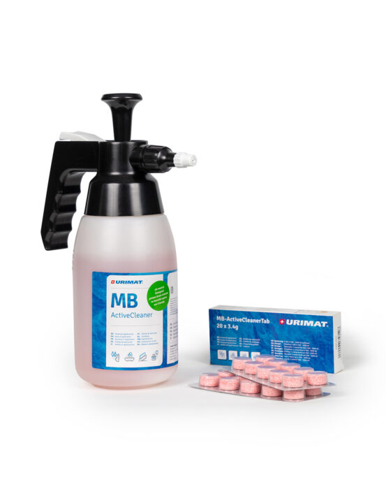 Mikrobiologinen Novosan Urimat MB ActiveCleaner -pesuainetablettipakkaus ja pumppusumutepullo.