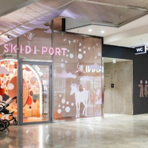 Kauppakeskus REDI - Skidi Port -lastenmaailma ja asiakasvessojen sisäänkäynti.