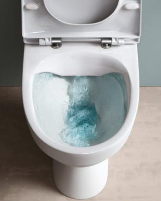 Kuvassa valkoinen Laufen Kompas -WC-istuin päältä kuvattuna. WC-pöntön kansi on auki, pöntössä näkyy huuhteluvesi.