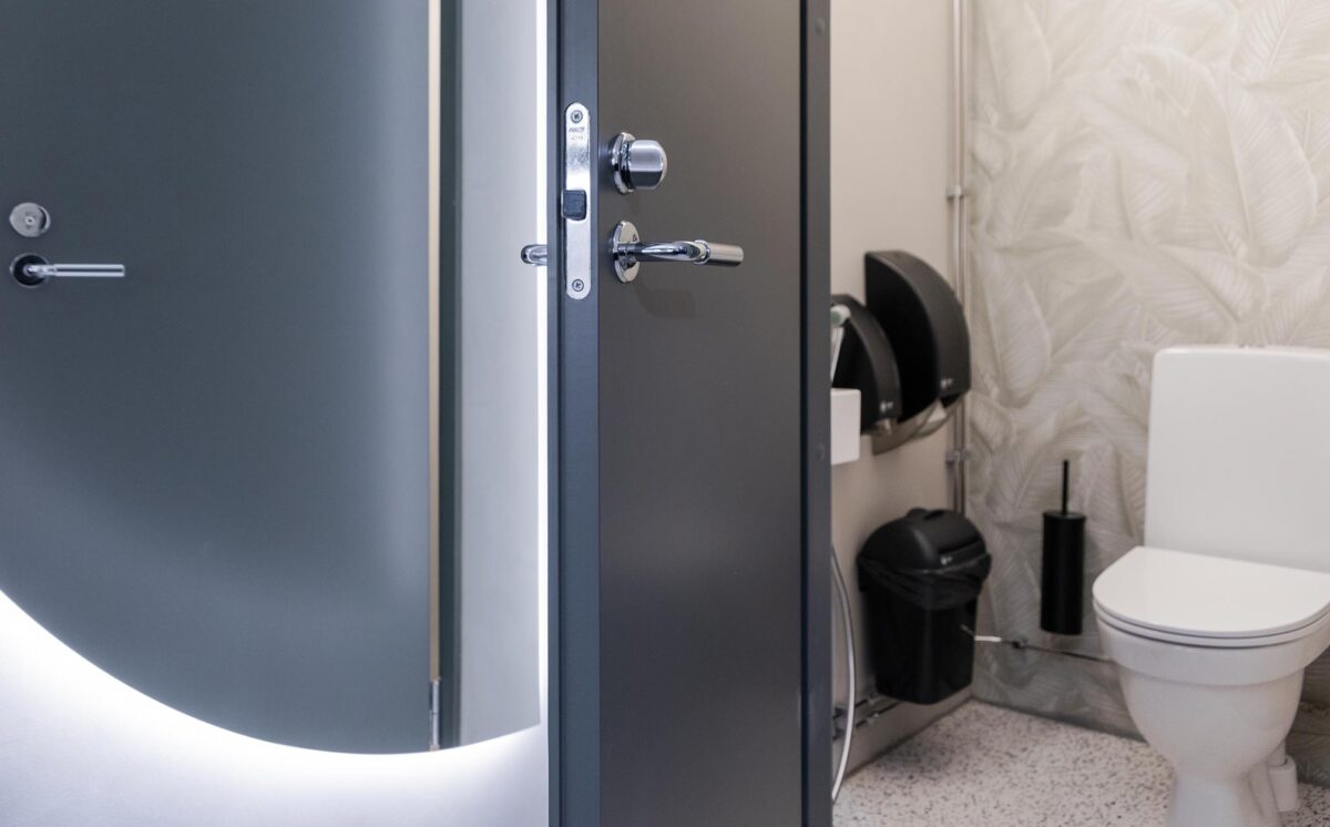 Novosan, referenssi Gate8, WC-tila, saippua-annostelija, WC-paperin annostelija, WC-pönttö.