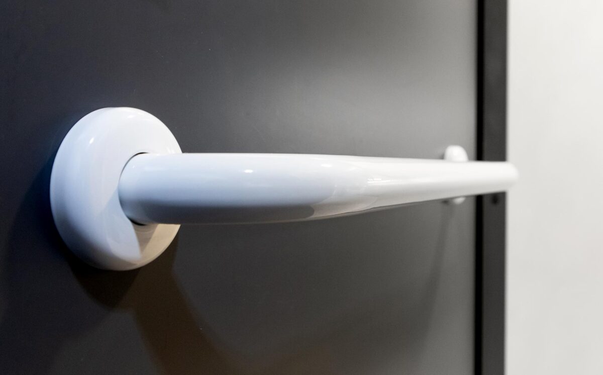 Novosan, referenssi, Gate8, WC-tila. Valkoinen tukikahva ovessa.