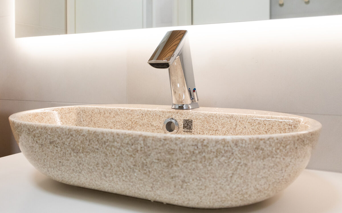 Woodio Soft60 -malja-allas sopii täydellisesti liiketilan asiakasvessaan. Novosan Conti -hanamallisto edustaa innovatiivisuutta, veden ja energian säästöä sekä hygieenisyyttä. Tämä designhana soveltuu erinomaisesti mihin tahansa julkiseen WC-tilaan.