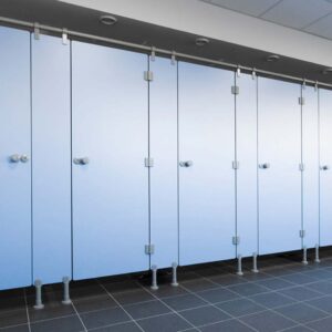 Novosan, WC-koppi, jakoseinä, malliltaan Elegance ja sävyltään vaaleansininen. WC-tilassa on useita eriöitä, joiden ovet ovat kiinni. Katto on vaalea ja laattalattia on tummanharmaa.