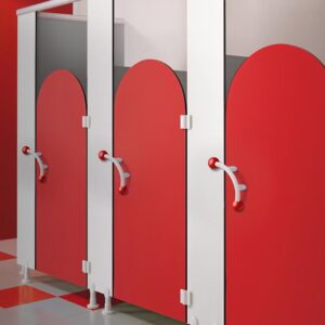 Novosan, WC-koppi, jakoseinä, malliltaan Kids ja värinä kirkkaan punainen. WC-tilassa on kolme eriöitä, joiden ovet ovat punaiset ja kaarevat. Ovissa on kaarevat kahvat.