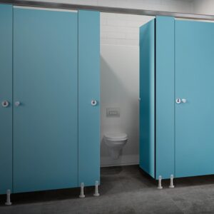 Novosan, WC-koppi, WC jakoseinä, malliltaan Classic ja sävyltään syvä syaani. WC-tilassa on useita eriöitä, joista yksi on avoinna. Avoimen kopin sisällä näkyy valkoinen seinä-WC-istuin.