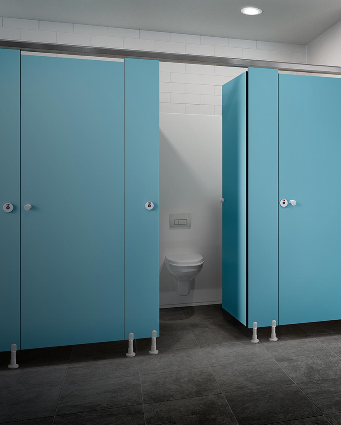 Novosan, WC-koppi, WC jakoseinä, malliltaan Classic ja sävyltään syvä syaani. WC-tilassa on useita eriöitä, joista yksi on avoinna. Avoimen kopin sisällä näkyy valkoinen seinä-WC-istuin.