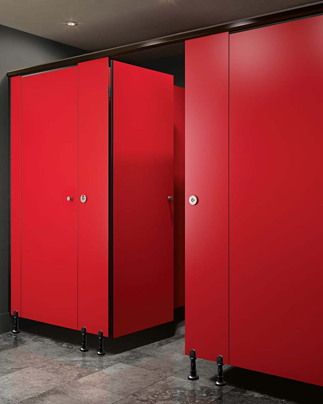 Novosan, WC-koppi, jakoseinä, malliltaan Classic ja sävyltään punainen. WC-tilassa on kolme eriöitä, joista yhden ovi on avoinna.