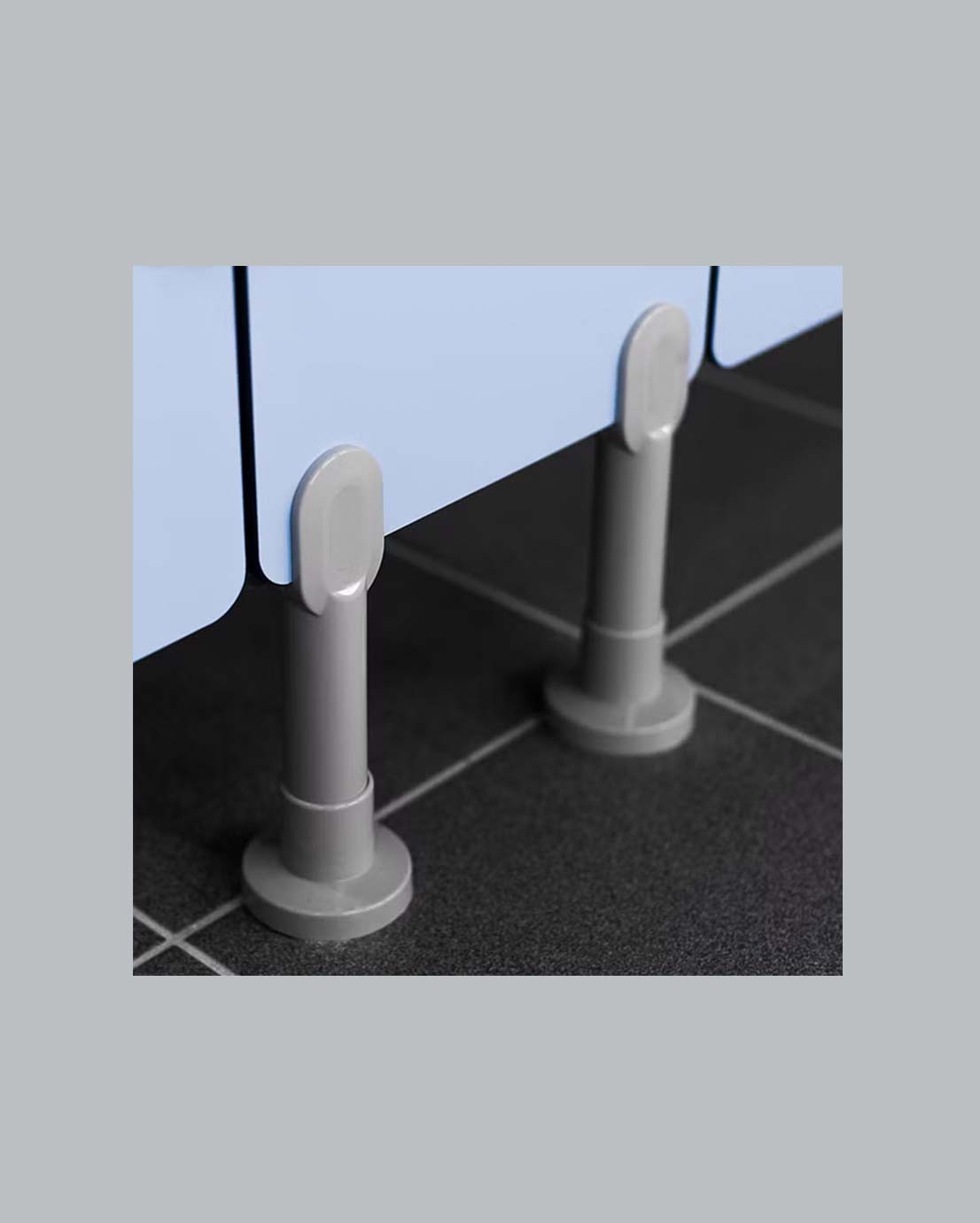 Novosan, Elegance WC-koppi, jakoseinäjärjestelmä. Vaaleansinisessä WC-kopissa on harmaat säädettävät jalat.