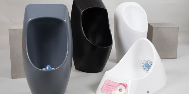 Kuvassa vedettömät Novosan Urimat -pisuaarit. Keraamiset mallit: musta ja harmaa CeramicC20 ja valkoinen CeramicC2. Polykarbonaattinen malli: valkoinen EcoPlus.