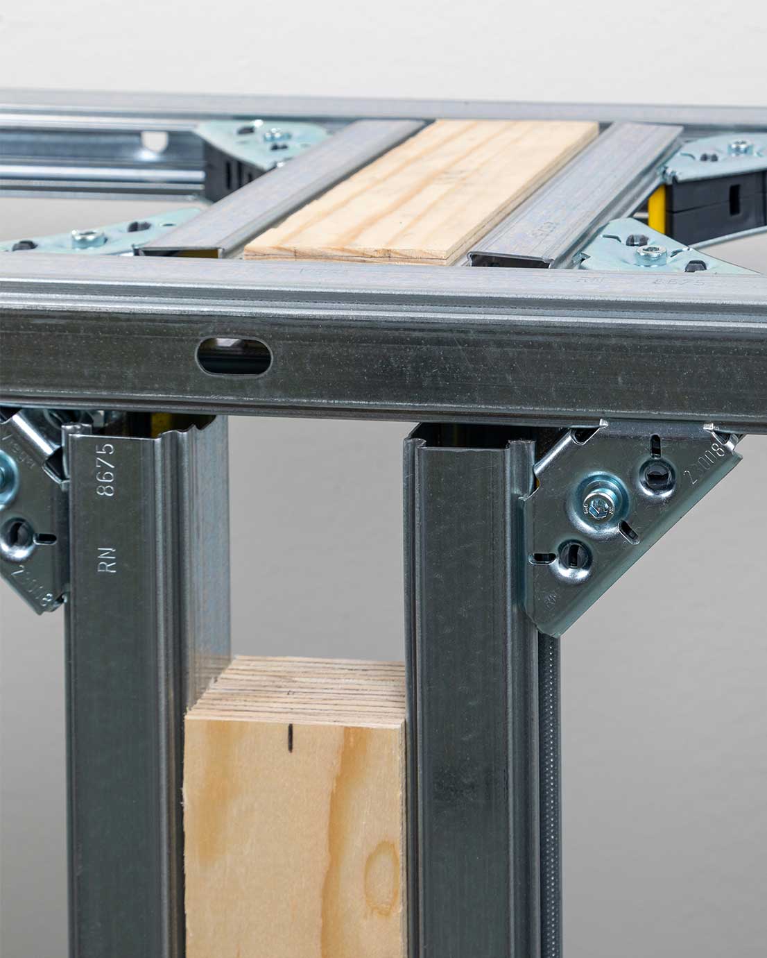 Asennusvalmis WC-elementti. Lähikuva kiinnityksestä.