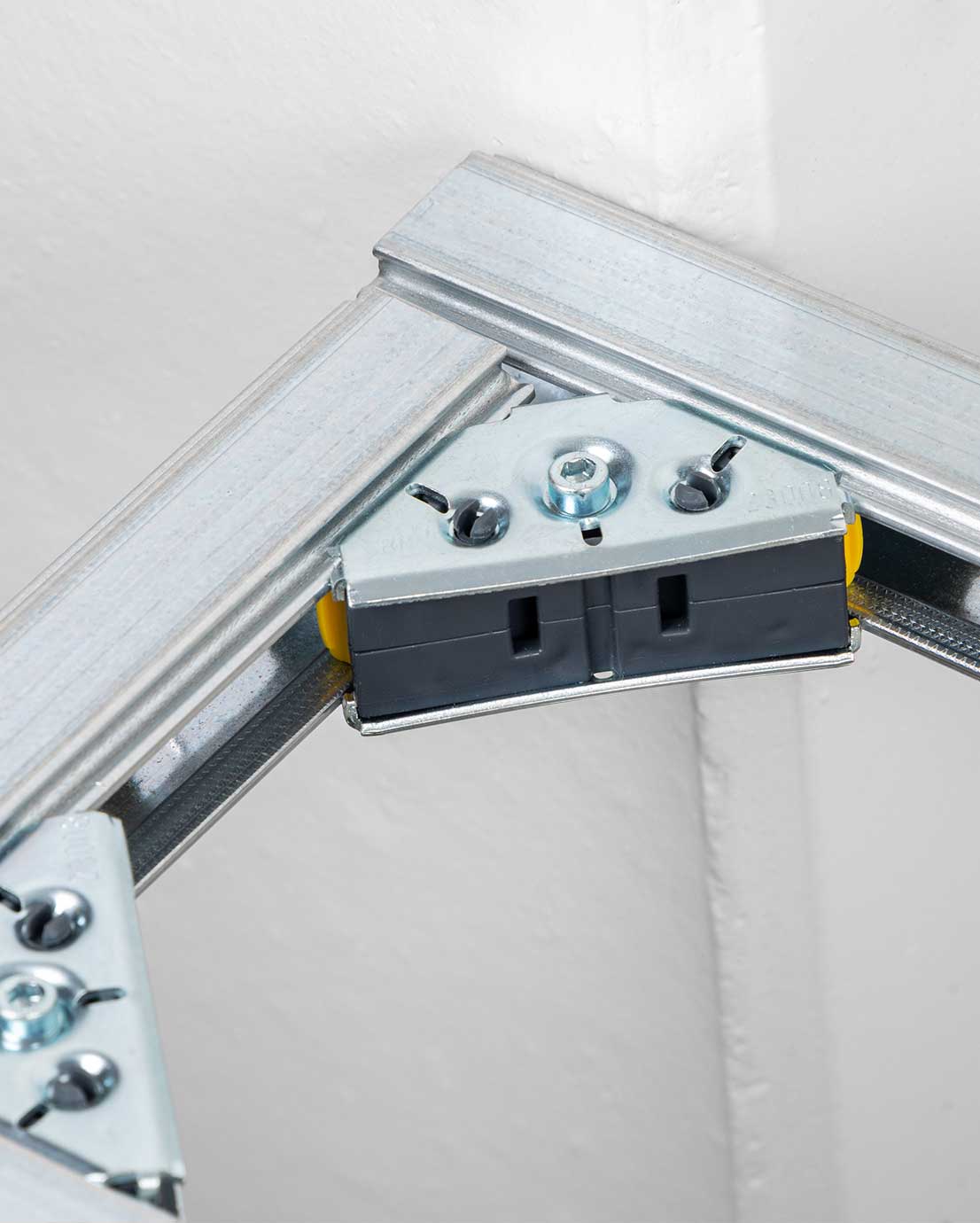 Asennusvalmis WC-elementti. Lähikuva kiinnityksestä.