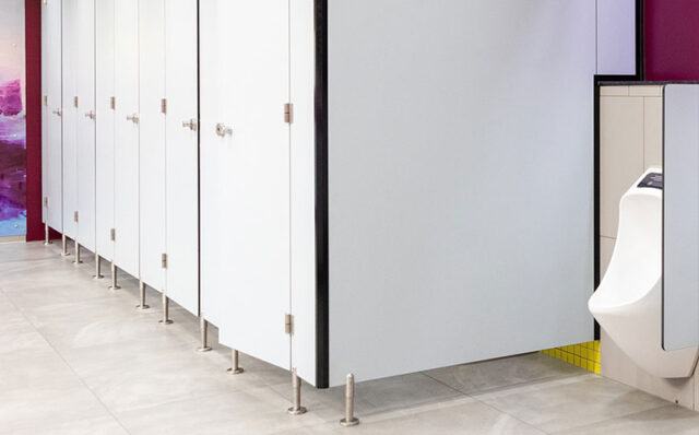 Novosan, Mall of Triplan WC-tilassa on vaaleat umpilaminaatista valmistetut WC-kopit ja vedetön pisuaari.