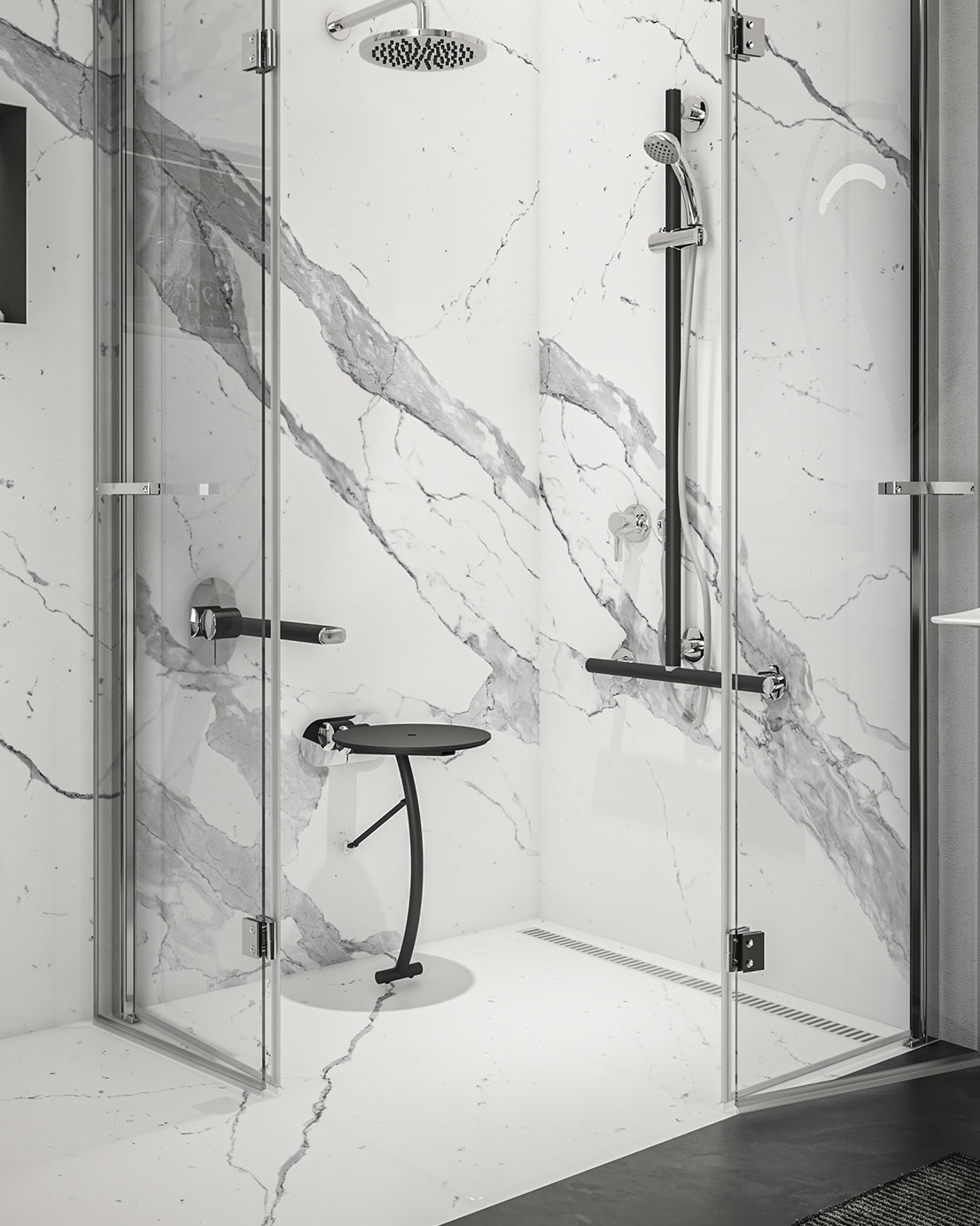Kuvassa suihkunurkkaus, jossa Novosan Pito taittuva suihkutuoli, suihkutanko ja tukikahva marmorimaisella seinällä. Apuvälineiden väri musta.