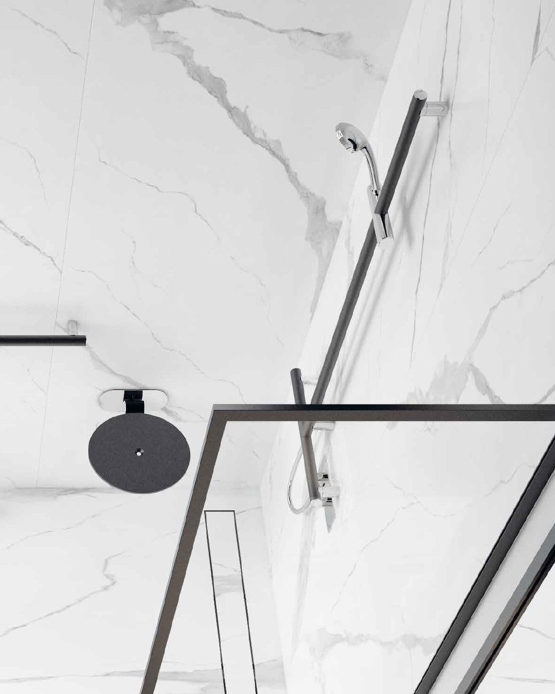 Kuvassa suihkunurkkaus, jossa Novosan Pito taittuva suihkutuoli ja suihkutanko marmorimaisella seinällä.. Tuotenumero: GIO-X819P/31. Väri: matta musta.