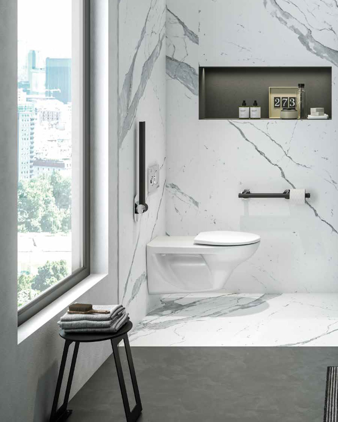 Kuvassa saniteettitila jossa seinustalla Novosan Pito -tukikaiteet WC-istuimen viereisillä marmorimaisilla seinillä. Etualalla WC-tilassa on musta suihkujakkara.