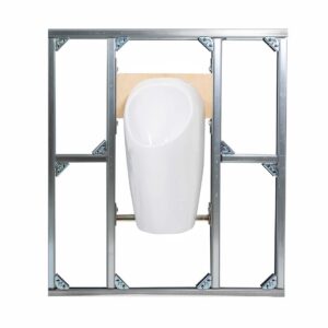 Novosan, asennusvalmis WC-tilaelementti. Elementtiin on kiinnitetty Urimat-pisuaari. Malli: Urimat Ceramic C2. Väri: valkoinen.