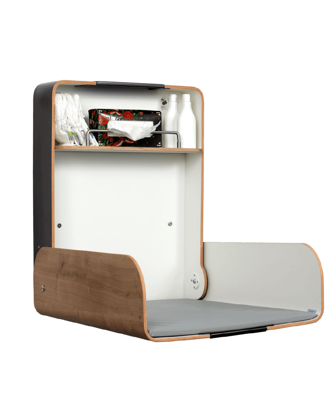 Novosan Timkid KAWAmaxi-hoitopöytä avattuna. Iso hoitoalusta ja tarvikehylly vaipoille ja puhdistusliinoille. Väri: tammi. Tuotenumero: TX10011.