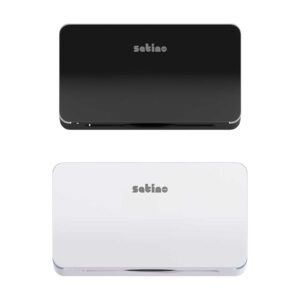 Suoraan edestä kuvatut Novosan HYGINITY-käsipyyhepaperiannostelijat, XS. Värit: musta ja valkoinen. Tuotenumero: 333428, 333429.