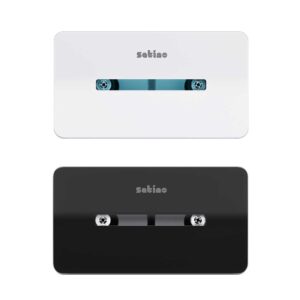 Suoraan edestä kuvatut Novosan HYGINITY-WC-paperiannostelijat, jumborulla, keskisyöttö. Värit: valkoinen ja musta. Tuotenumerot: 333414, 333415.