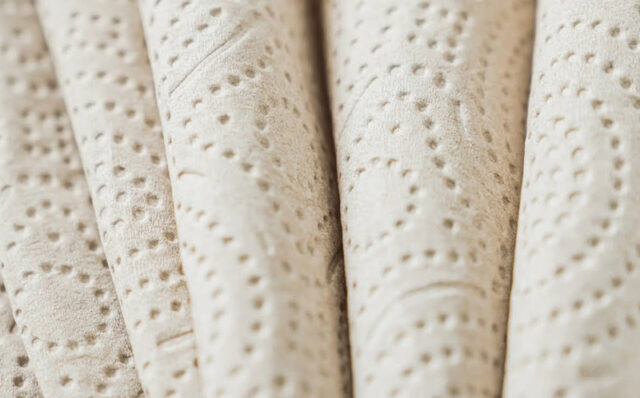 Lähikuva Novosan Satino PureSoft -kierrätyspaperin pehmeästä, valkaisemattomasta pinnasta ja luonnollisesta kuviosta.