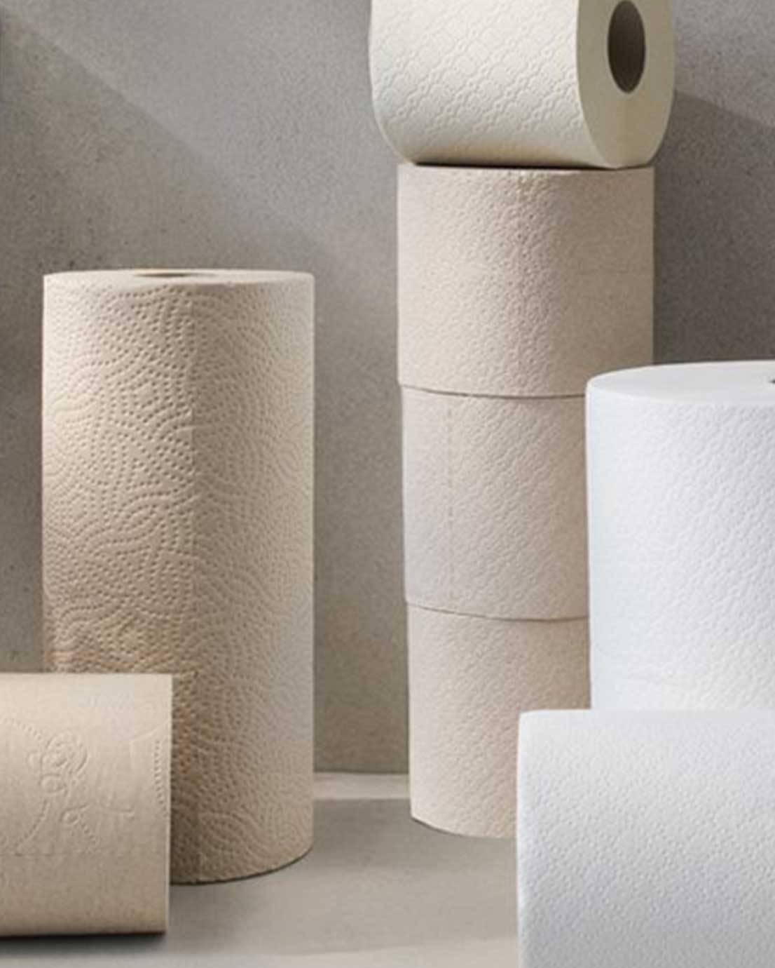 Satino PureSoft -paperituotteita esillä, luonnollisesti ruskea kierrätyspaperi, minimalistinen sommittelu – Novosan.