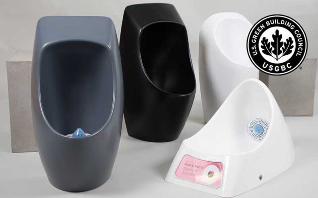 URIMATin vedettömät pisuaarimallit eri värivaihtoehdoissa studiokuvassa.